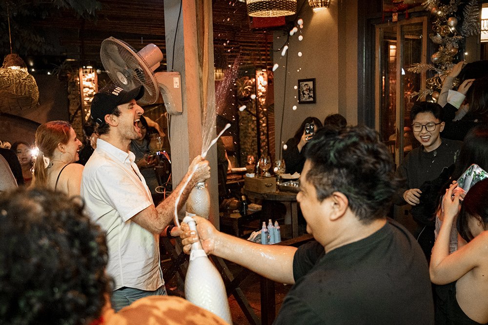 Bia thủ công địa phương và quốc tế, cocktail và mocktail tại Nhà hàng Barbaros ở Tây Hồ, Hà Nội