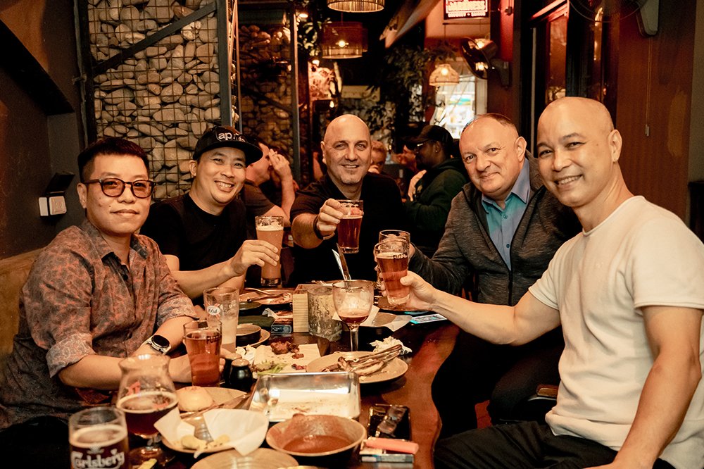 Bia thủ công địa phương và quốc tế, cocktail và mocktail tại Nhà hàng Barbaros ở Tây Hồ, Hà Nội