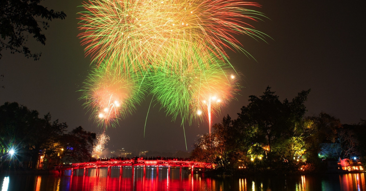 Firework display on Hoang Kiem lake
